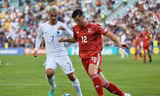 Griezmann trong một pha tranh chấp với cầu thủ Gibraltar
