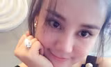 Vy Oanh khoe khéo nhẫn kim cương