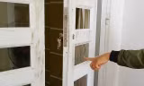 Cánh cửa chính nhà chị Ánh bị kẻ trộm phá.