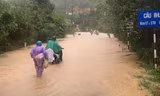 Mưa lớn kéo dài khiến nhiều tuyến đường ở Quảng Nam ngập sâu, xuất hiện các điểm sạt lở. Ảnh Liêm Kalang