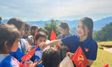 Gom quà năm học mới ‘cõng’ lên núi tặng em nhỏ vùng cao