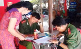 Cảnh sát kinh tế, cảnh sát môi trường lập biên bản những chai Dr Thanh chứa vật lạ tại quán cà phê Đất Mũi.