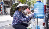 Những điểm miễn phí trà đá, nước uống giúp đỡ người lao động khó khăn.