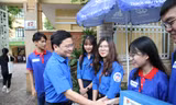 Bí thư thường trực T.Ư Đoàn Nguyễn Anh Tuấn thăm hỏi, động viên các tình nguyện viên tiếp sức mùa thi THPT Quốc gia, tại điểm thi trường THCS Tô Hoàng.