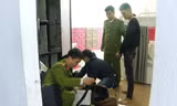 Công an khám xét nơi ở nhóm người từ Hà Nội đến Huế cho vay nặng lãi.