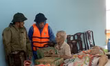 Ông Nguyễn Văn Bình (bìa trái) đi cứu trợ đồng bào lũ lụt, trước khi làm nhiệm vụ cứu hộ công nhân thủy điện và mất tích.