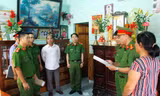 Đọc lệnh khởi tố, bắt tạm giam Phan Văn Chinh (áo trắng).