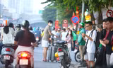 Xe dù, bến cóc lại rầm rộ, người dân Hà Nội đứng bắt xe trên đường