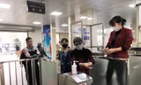 Hành khách được rửa tay sát khuẩn và phát khẩu trang miễn phí khi qua cửa soát vé tại bến Giáp Bát. Ảnh: T.Ðảng
