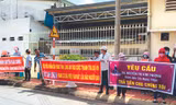 Khách hàng căng băng rôn yêu cầu chủ đầu tư Dự án Hưng Thịnh Cát Tường ở Long An trả lại tiền. Ảnh: T.Q