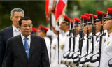 Thủ tướng Campuchia Hun Sen (trước) duyệt đội danh dự cùng Thủ tướng Singapore Lý Hiển Long tại Singapore ngày 26/7/2010. Ảnh: Reuters