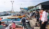 Cứu 4 người trên tàu khách bị chìm tại vịnh Nha Trang