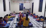 Cô giáo chăm sóc giấc ngủ cho học sinh trong khu cách li tập trung 