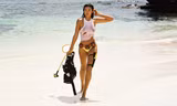 Siêu mẫu Kelly Gale mặc áo bơi mỏng tang, lộ điểm nhạy cảm