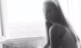 Vóc dáng tuyệt đẹp và thần thái đầy khí chất của chân dài 9x Luna Bijl