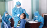 Lấy mẫu xét nghiệm truy vết COVID-19 trên địa bàn TP Đà Nẵng. Ảnh: Nguyễn Thành