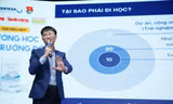 Nhà báo Nguyễn Tuấn Anh ký tặng sách, truyền cảm hứng 'khác biệt' cho gần 1000 sinh viên 
