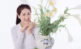 Thiếu nữ Hà Thành khoe vẻ đẹp dịu dàng bên hoa loa kèn
