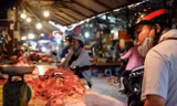 Giá lợn hơi lao dốc, thịt tại chợ vẫn đắt