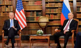 Tổng thống Mỹ Joe Biden (trái) và Tổng thống Nga Vladimir Putin trong cuộc thượng đỉnh trực tiếp hồi tháng 6 tại Geneva. (Ảnh: Reuters)