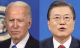 Tổng thống Mỹ Joe Biden (trái) và Tổng thống Hàn Quốc Moon Jae-in (Ảnh: Yonhap, Kyodo)
