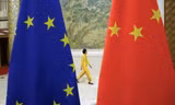 Cờ EU và Trung Quốc. (Ảnh: Reuters)