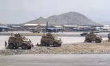 Lực lượng Mỹ khi đang bảo vệ sân bay Kabul ngày 17/8. (Ảnh: Reuters0