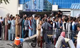 Tuần trước, các ngân hàng Afghanistan được lệnh mở cửa trở lại, nhưng chỉ cho phép rút tiền hạn chế, khiến nhiều người dân xếp hàng dài để rút tiền. (Ảnh: Reuters)