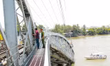 Hiện trường vụ sập cầu.