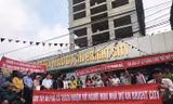 Người dân căng băng rôn phản đối chủ đầu tư Bright City.