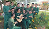Giờ giải lao của cán bộ, chiến sĩ Tiểu đoàn 18 thuộc Sư đoàn 324 trên bãi tập đang cùng nhau đọc báo, ca hát tạo không khí vui tươi, thoải mái. Ảnh: Lê Tường Hiếu.