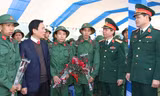 Trung tướng Đỗ Căn, Phó Chủ nhiệm Tổng cục Chính trị QĐND Việt Nam động viên tân binh huyện Phú Bình (Thái Nguyên) lên đường nhập ngũ 