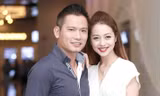 Vợ chồng Jennifer Phạm rạng rỡ sánh đôi đi xem phim.