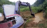 Mục kích máy xúc dọn dầu thải đầu nguồn nhà máy nước sông Đà