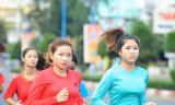 Nguyễn Thị Oanh (áo đỏ) rèn luyện để tranh tài trên đường chạy báo Tiền Phong. (Trong ảnh, Oanh chuẩn bị thi tài giải năm 2019). Ảnh: Xuân Tùng