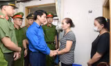 Trung ương Đoàn thăm, động viên gia đình ba cán bộ, chiến sĩ hy sinh khi chữa cháy