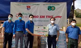 Nhiều phần quà chia sẻ cùng em thơ trong khu cách ly ở Điện Biên