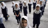 Nữ sinh cấp một ở Kabul trở lại trường học ngày 18/9. Ảnh: Reuters