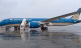Máy bay Vietnam Airlines từ Anh đến Hà Nội phải hạ cánh khẩn cấp 