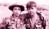 “Hai người lính”, ảnh Chu Chí Thành. Đã có thể tìm ra nhân vật còn lại trong ảnh?