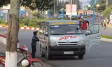 Lái xe vô tư mở cửa đu người ra ngoài đón khách.