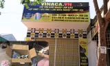 Văn phòng của Vinaca tại Đắk Lắk chưa được cấp phép (ảnh lớn); Nhiều sản phẩm của Vinaca bị đoàn thanh tra niêm phong do không xuất trình được hóa đơn chứng từ (ảnh nhỏ).