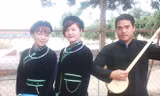 Anh Tân cùng cây đàn tính tự tay chế tác.