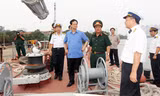 Thủ tướng Nguyễn Tấn Dũng thị sát tàu tên lửa Molniya. Ảnh: Đoàn Bắc.