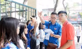 Thanh niên tình nguyện tận tình hướng dẫn thí sinh. Ảnh: Vương Đức.