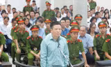 Hà Văn Thắm trước vành móng ngựa.
