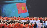 Theo GS Hoàng Chí Bảo, muốn làm cho lớp trẻ trở thành những công dân tốt, xã hội cần đối xử một cách dân chủ, công bằng, đặt niềm tin cậy thực sự vào thanh niên. Ảnh: Xuân Tùng.