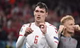 Andreas Christensen làm thành biểu tượng số 10 - số áo của Christian Eriksen sau khi ghi bàn nâng tỉ số lên 3-1.
