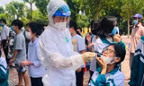 Lực lượng chức năng tỉnh Hải Dương lấy mẫu xét nghiệm cho học sinh, trẻ em.