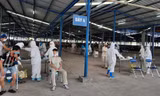 Lực lượng y tế lấy mẫu xét nghiệm công nhân. Ảnh: Minh họa